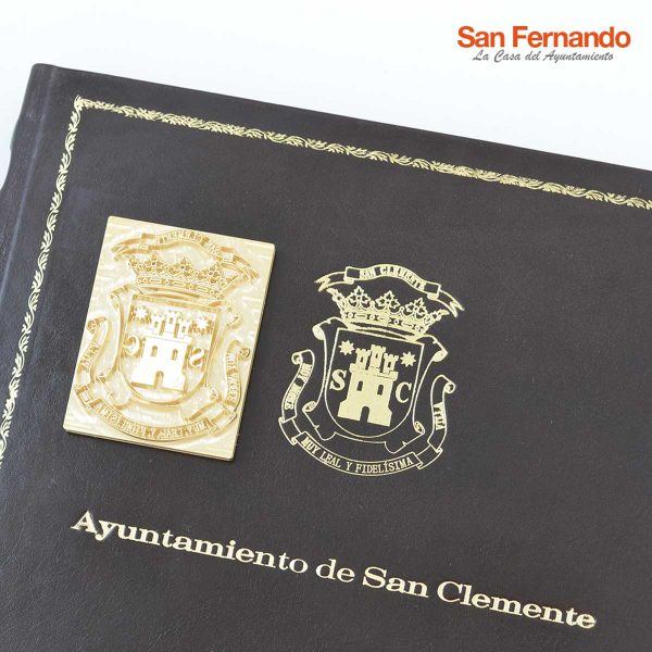 Libro Firmas personalidades piel personalizado con escudo del Ayuntamiento mediante cliché metálico