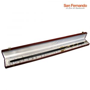 Estuche artesanal para guardar bastón de mando disponible en 3 colores: Burdeos, verde y azul. Interior en seda. Con placa personalizada GRATIS